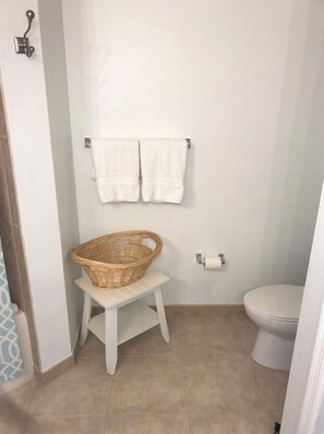 Shower, hair dryer, towels, toilet paper - Spacious 3-bedroom apartment with AC in enchanting Hallandale Beach (Hallandale Beach)