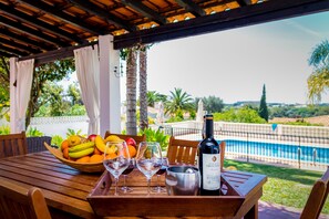 Outdoor dining - Villa Sol with fenced and gated swimming pool so ideal for families with children (Olhos D´Água)