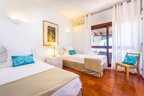 In-room safe, iron/ironing board, free WiFi, bed sheets - Villa Sol with fenced and gated swimming pool so ideal for families with children (Olhos D´Água)