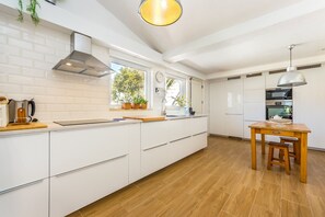 Fridge, microwave, oven, dishwasher - Villa Sol with fenced and gated swimming pool so ideal for families with children (Olhos D´Água)