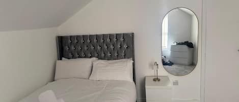 Departamento de lujo, 2 habitaciones, cocina | Espacio para trabajar con laptop y tabla de planchar con plancha
