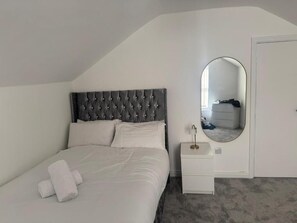 Luxe appartement, 2 slaapkamers, keuken | Een laptopwerkplek, een strijkplank/strijkijzer, gratis wifi, beddengoed