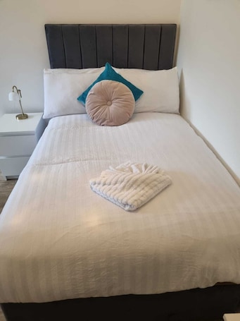 Comfort Apartment, Private Bathroom | Laptop workspace, iron/ironing board, free WiFi, bed sheets. Kingfield Boutique Hotel