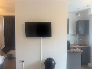 Electric kettle, dining tables - Kingfield Boutique Hotel (Sheffield)