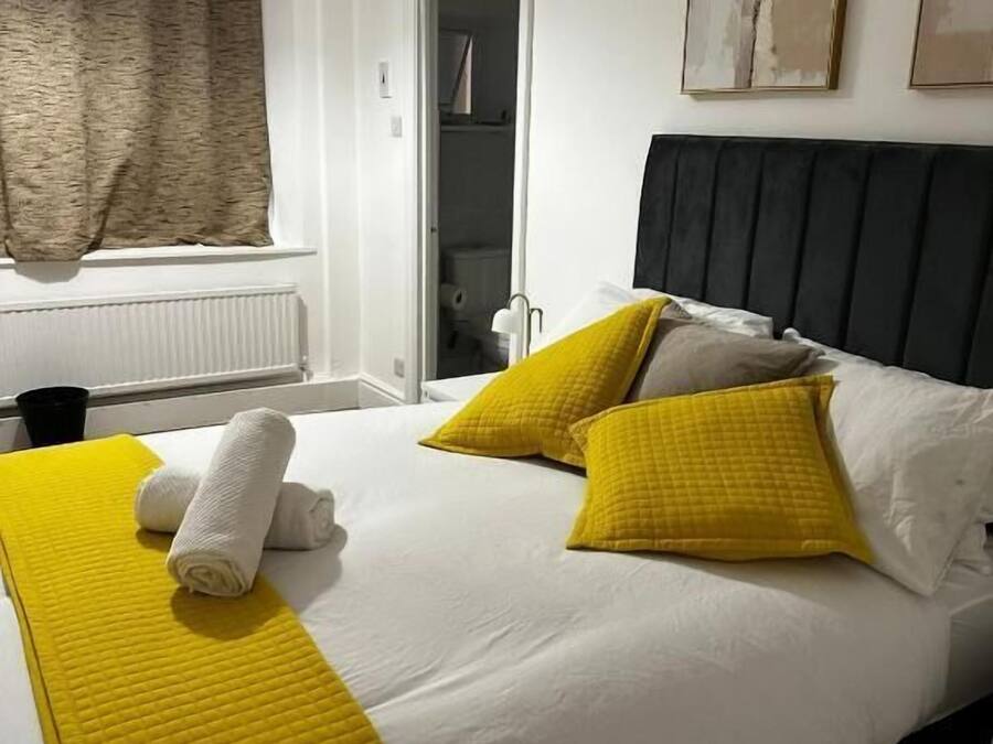 Deluxe appartement, 1 tweepersoonsbed met slaapbank, keuken | Individueel gedecoreerd, individueel gemeubileerd, een bureau