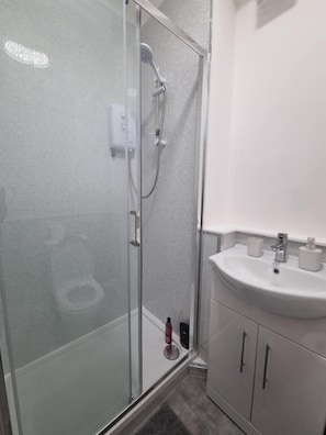 Douche, sèche-cheveux, serviettes fournies, savon