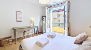 2 bedrooms, iron/ironing board, free WiFi, bed sheets - N&J - GELATO - Bright - Balcony (Niza)