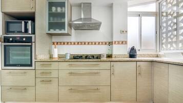 Frigorifero, microonde, forno, piano cottura