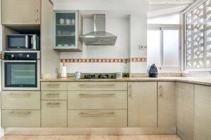 Fridge, microwave, oven, stovetop - Manhattan 2 Apartment with Wi-Fi, 1 Minute from the Beach (Oliva)