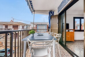 Outdoor dining - Manhattan 2 Apartment with Wi-Fi, 1 Minute from the Beach (Oliva)