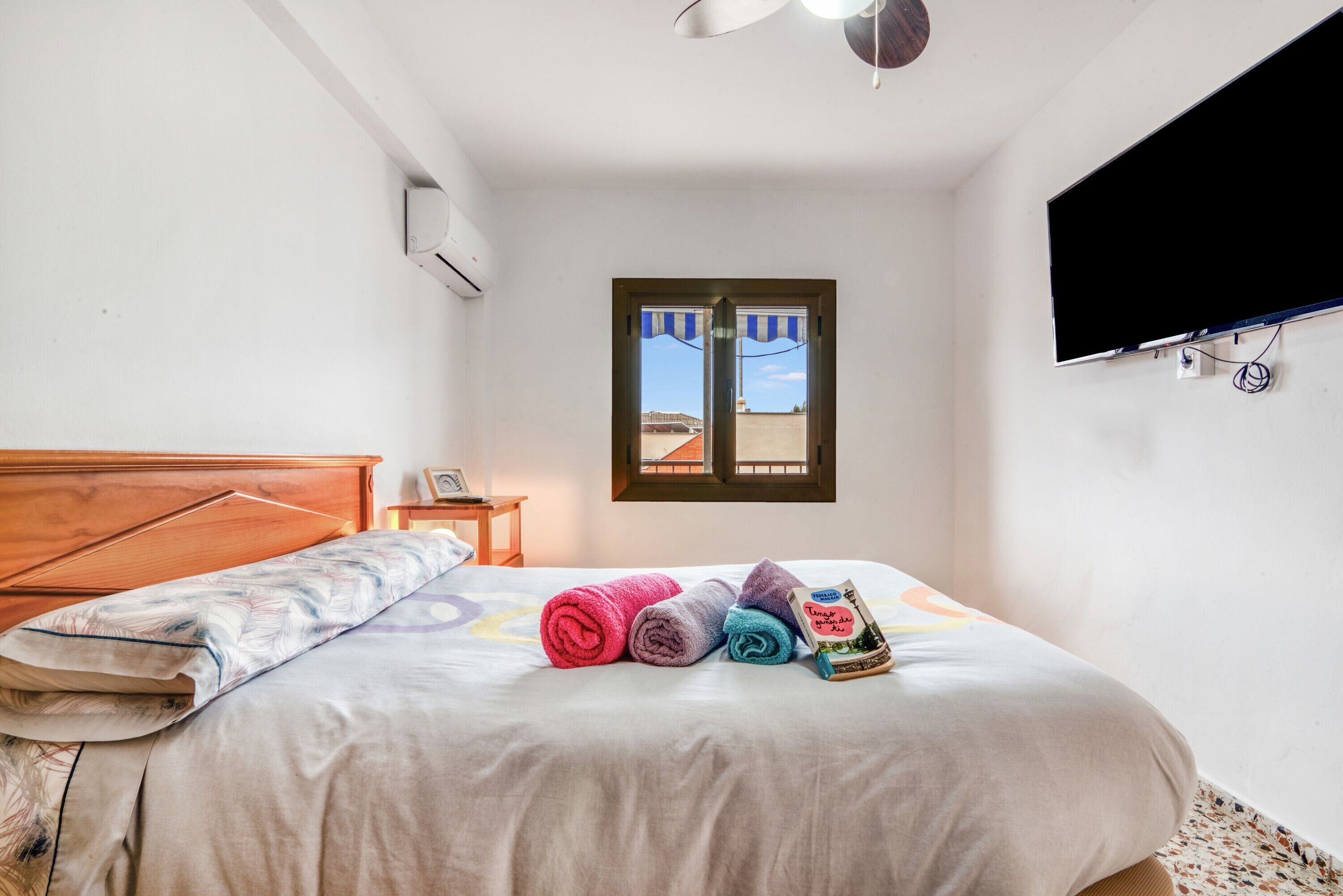 Tabla de planchar con plancha, wifi, ropa de cama