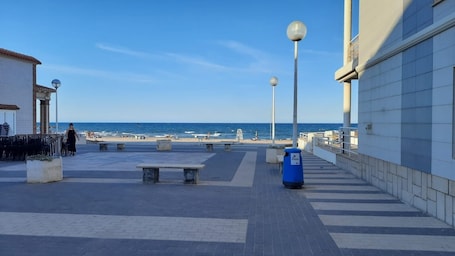 Beach nearby. Manhattan 2 Apartment with Wi-Fi, 1 Minute from the Beach