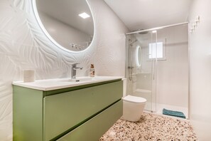 Douche, sĂšche-cheveux, serviettes fournies