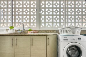 Interior - Manhattan 2 Apartment with Wi-Fi, 1 Minute from the Beach (Oliva)