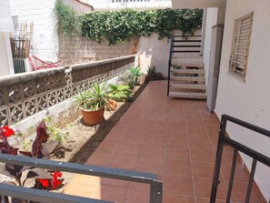 Property grounds - Manhattan 2 Apartment with Wi-Fi, 1 Minute from the Beach (Oliva)