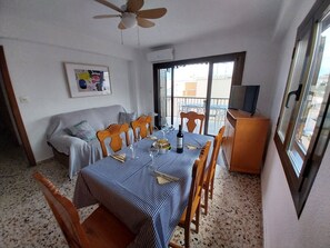 Living area - Manhattan 2 Apartment with Wi-Fi, 1 Minute from the Beach (Oliva)