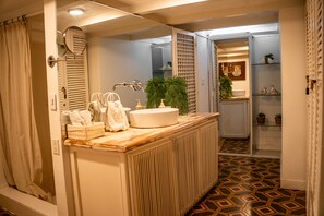 Secadora de cabello, toallas, papel de baño 