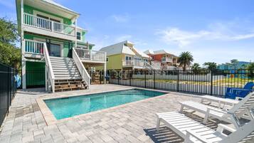 하우스, 침대(여러 개) (All Decked Out) | 수영장