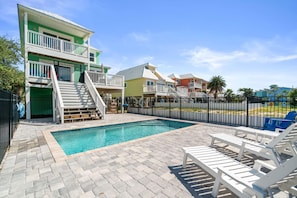 하우스, 침대(여러 개) (All Decked Out) | 수영장