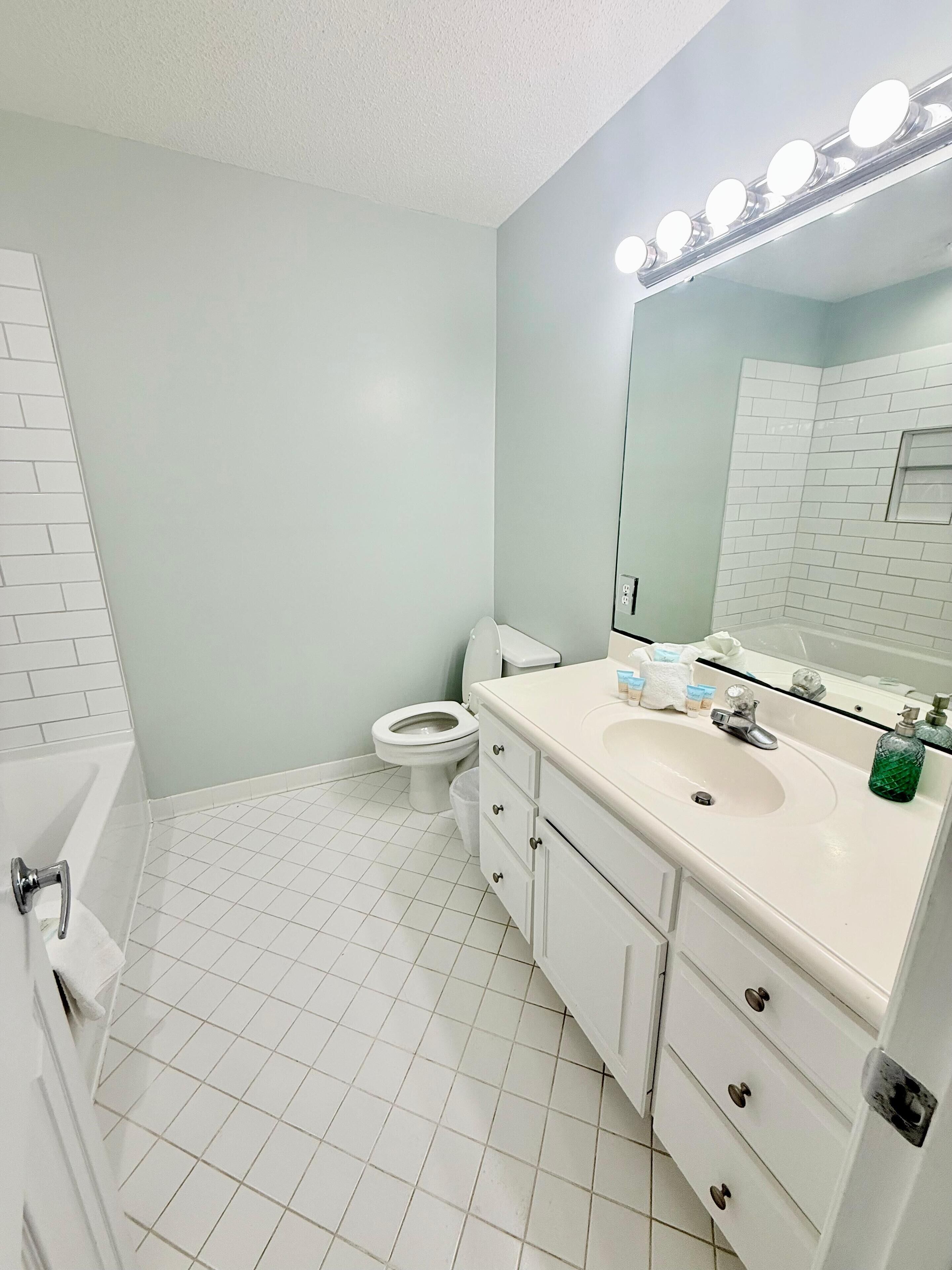 House, Multiple Beds (All Decked Out) | Bathroom