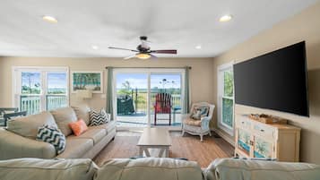 House, Multiple Beds (All Decked Out) | Living area