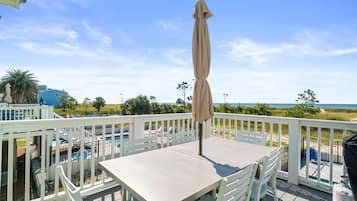 하우스, 침대(여러 개) (All Decked Out) | 야외 식당