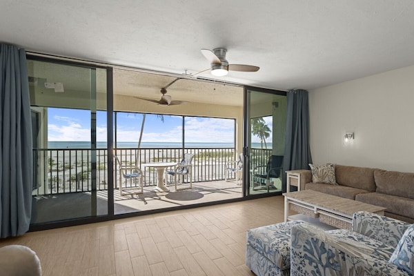 Standard Condo, Beach View | Living area