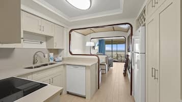 Condo estándar, vista a la playa | Cocina privada | Refrigerador con congelador, microondas, horno y parrilla de estufa