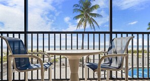 Condo estándar, vista a la playa | Restaurante al aire libre