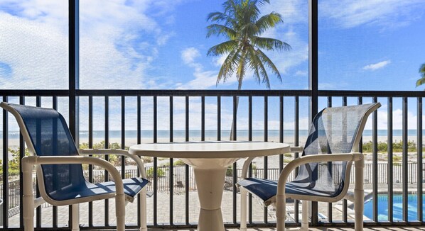 Condo estándar, vista a la playa | Restaurante al aire libre