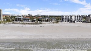 A beach with buildings in the background. - Mariners Boathouse by Coolvacay (Fort Myers Beach)