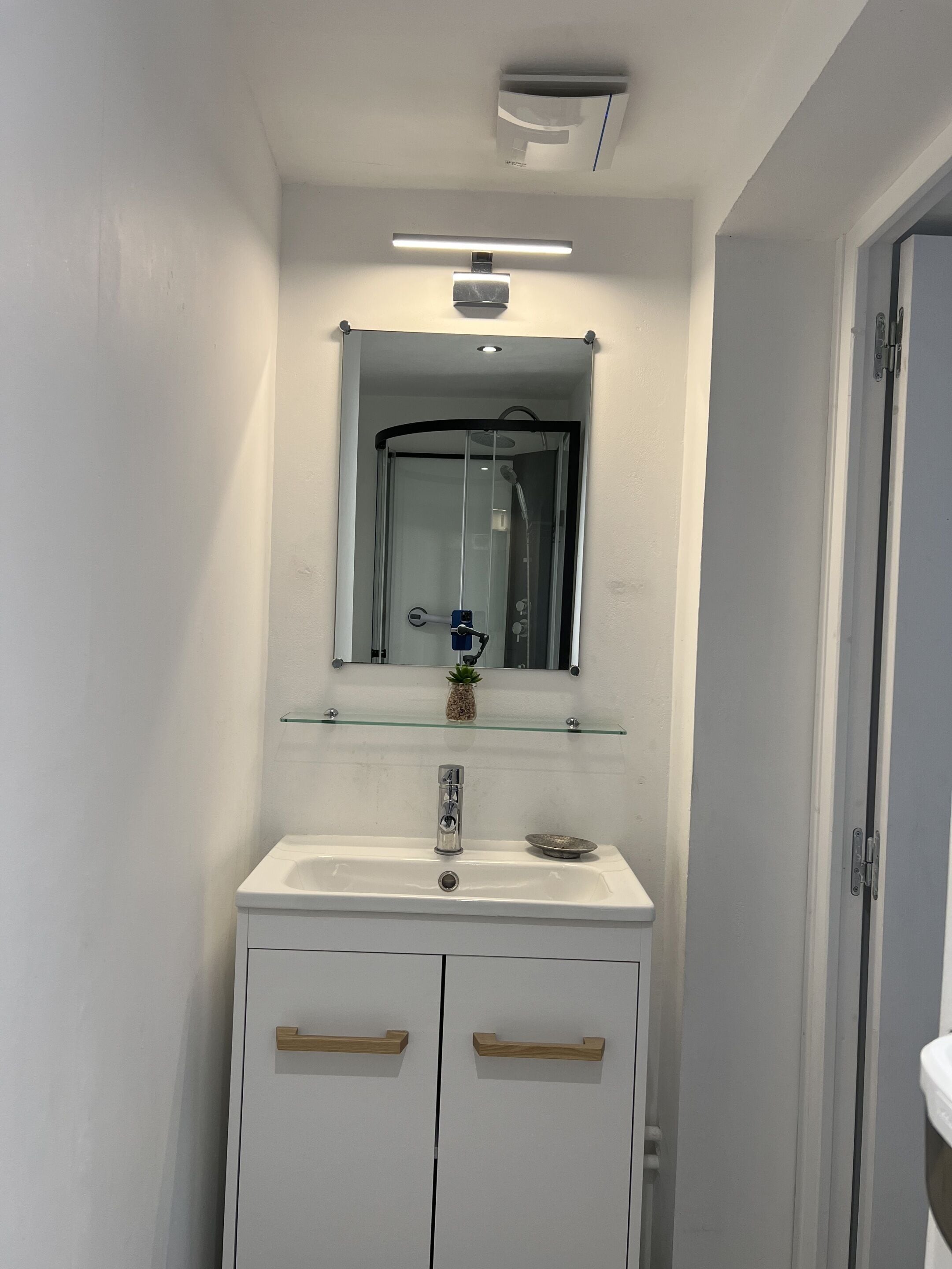 Deluxe-Dreibettzimmer, eigenes Bad, Blick auf den Innenhof | Badezimmer