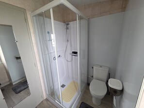 Habitació amb dos llits individuals estàndard, bany compartit, vistes al pati | Bany