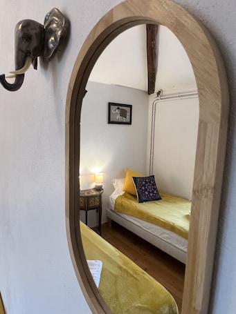 Chambre Standard avec lits jumeaux, salle de bains commune, vue cour intérieure | Wi-Fi gratuit. Au pré du Puy