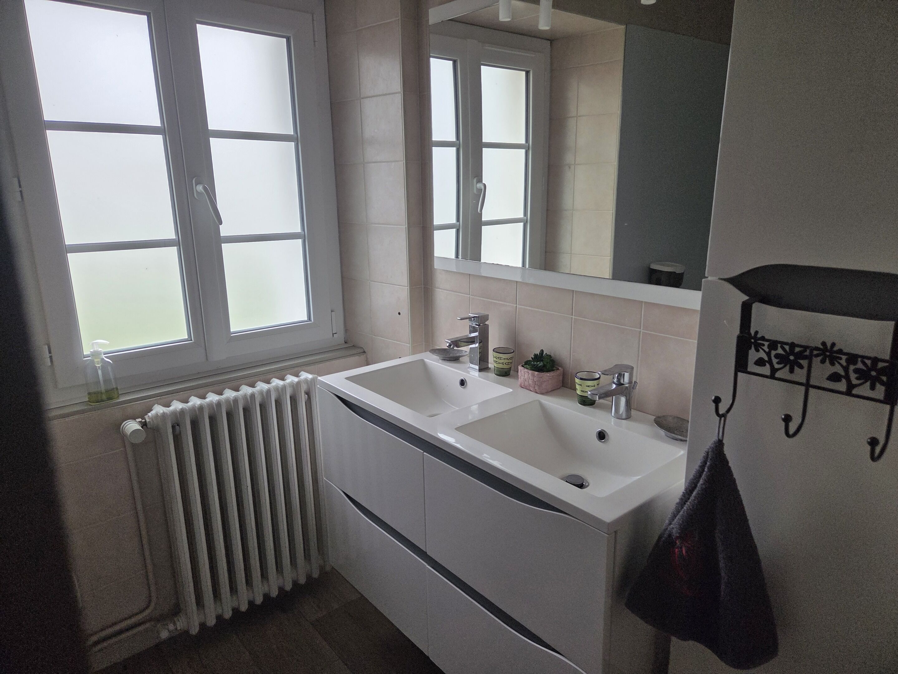 Standard tvåbäddsrum - delat badrum - utsikt mot innergården | Badrum