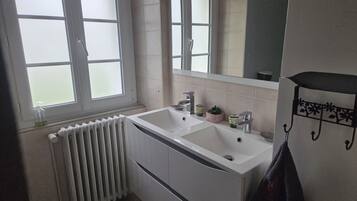 Standard tvÄbÀddsrum - delat badrum - utsikt mot innergÄrden | Badrum
