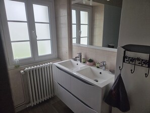 Standard tvåbäddsrum - delat badrum - utsikt mot innergården | Badrum