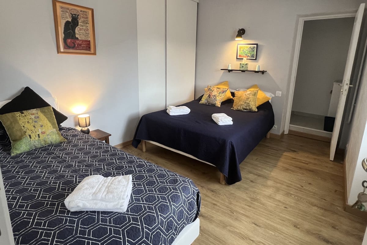 Tremannsrom – deluxe, privat bad, bakgårdsutsikt | Wi-fi (inkludert)