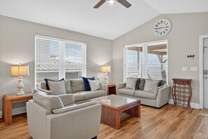 Living area - Sweet Retreat (Port St. Joe)