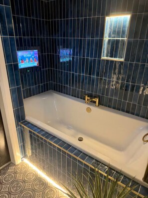 Shower, hair dryer, towels, soap - Fantastic 5-bedroom in Morley, Leeds perfect for large groups
Games room (Morley)