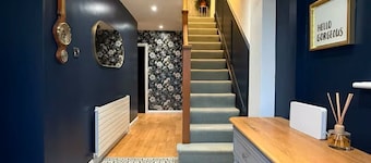 Fantastic 5-bedroom in Morley, Leeds perfect for large groups
Games room