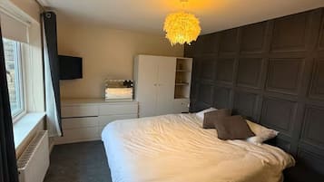 5 bedrooms, iron/ironing board, internet, bed sheets