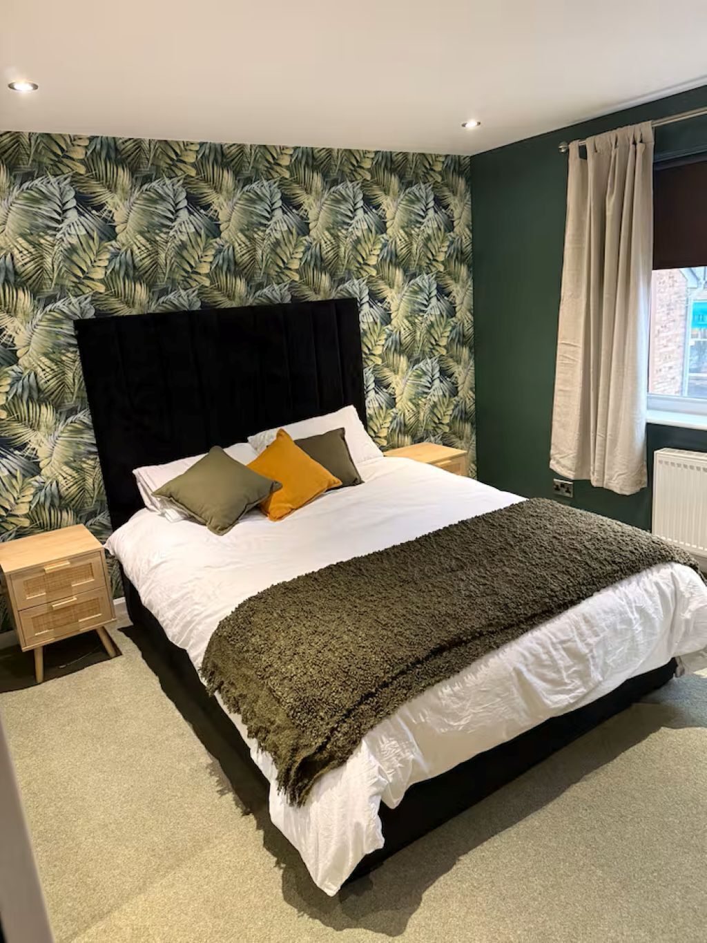 5 bedrooms, iron/ironing board, internet, bed sheets