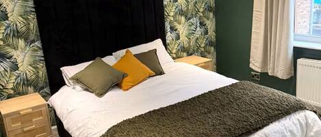 5 bedrooms, iron/ironing board, Internet, bed sheets