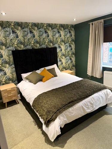 Fantastic 5-bedroom in Morley, Leeds perfect for large groups
Games room