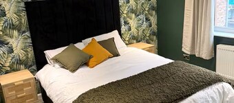 Fantastic 5-bedroom in Morley, Leeds perfect for large groups
Games room