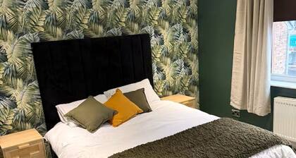 Fantastic 5-bedroom in Morley, Leeds perfect for large groups
Games room