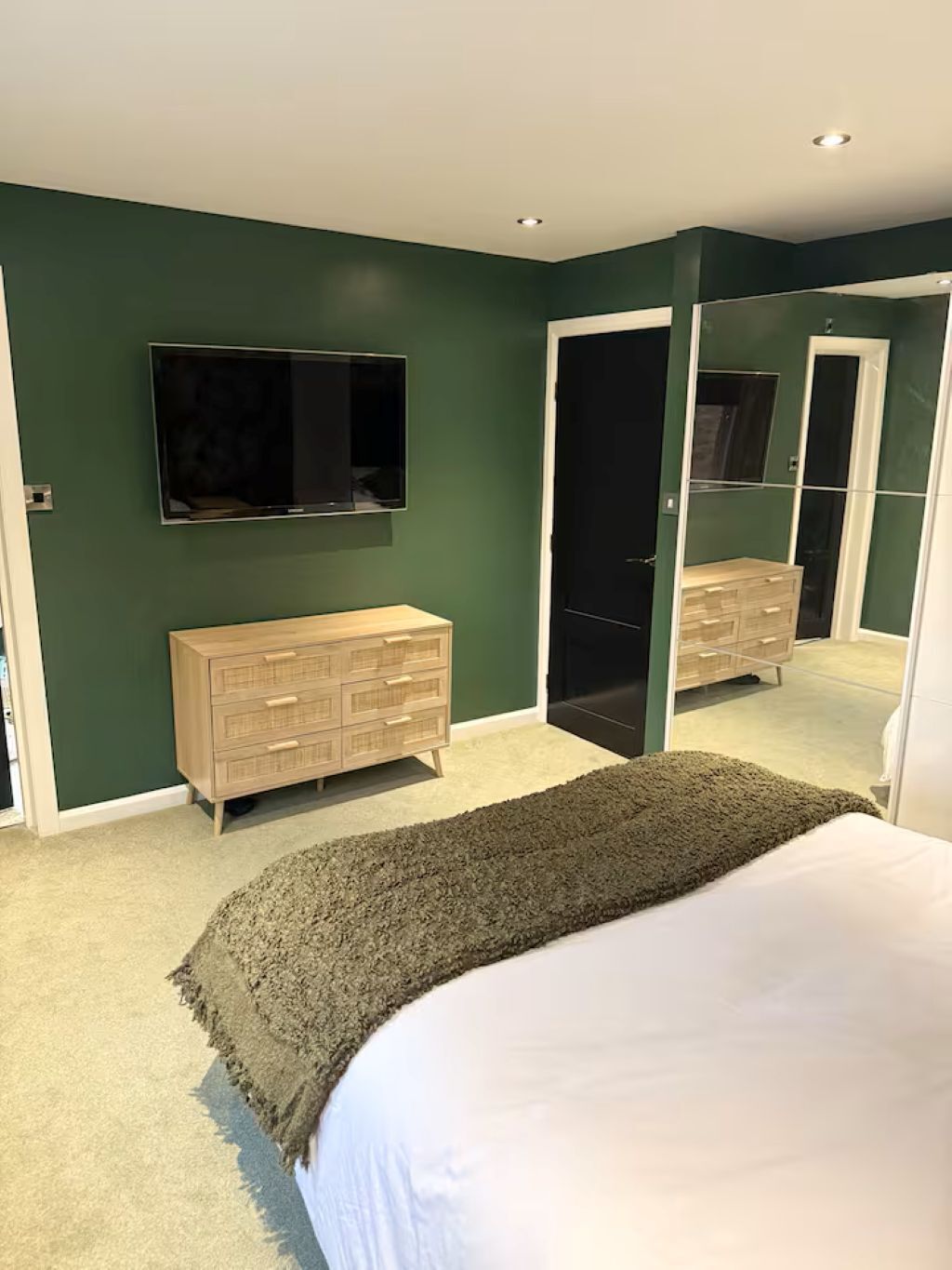 5 bedrooms, iron/ironing board, Internet, bed sheets