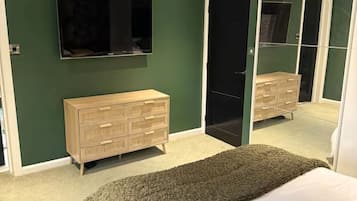 5 bedrooms, iron/ironing board, Internet, bed sheets