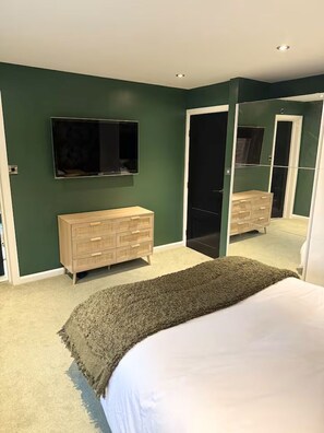 5 habitaciones, tabla de planchar con plancha, internet y ropa de cama